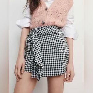 Zara Black and White Skorts with Gingham Pattern Medium Plaid Checkered Check
